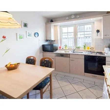 Claudia Comfortable *